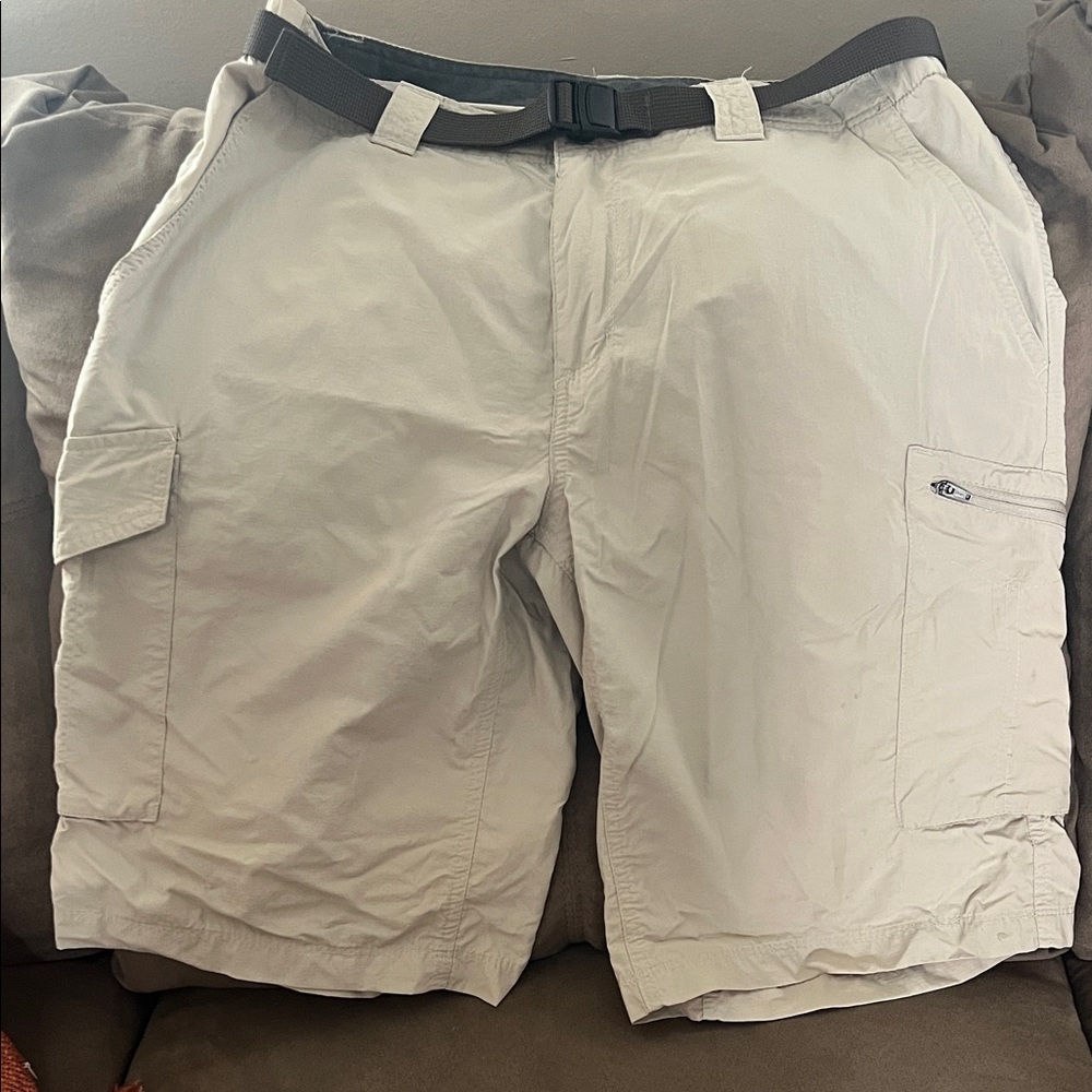 Columbia Men's Light tan cargo shorts with web belt